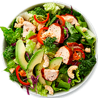 Salatteller mit Avocado und Gemüse